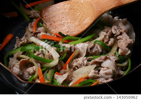 炒肉炒蔬菜 炒肉炒蔬菜 143050962
