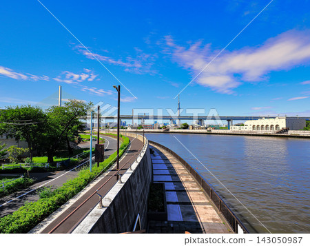 中川濱海大道、高速公路和東京晴空塔都沐浴在湛藍的天空下。 中川濱海大道、高速公路和東京晴空塔都沐浴在湛藍的天空下。 143050987