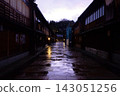雨後的黃昏，古老的房屋和鵝卵石街道濕漉漉的。 143051256