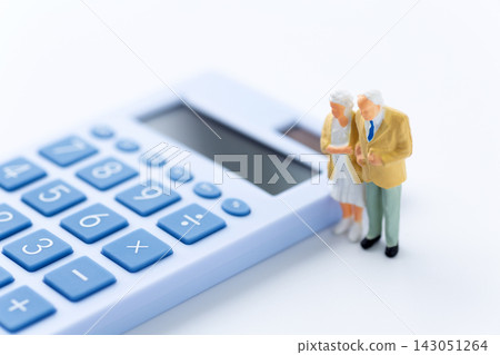 Senior couple and a blue calculator Senior couple and a blue calculator 143051264