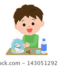 一個男孩正在製作雪花球(插圖) 一個男孩正在製作雪花球(插圖) 143051292