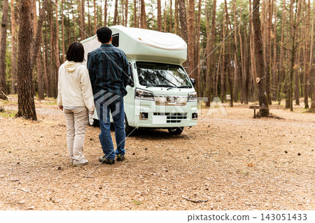一對情侶站在森林裡的露營車裡。 一對情侶站在森林裡的露營車裡。 143051433