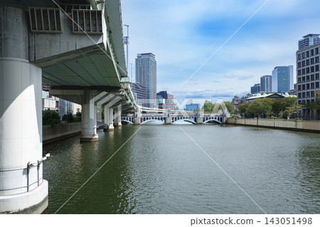 充滿活力的都市街景,繁忙的主要道路和現代化的摩天大樓交相輝映。 充滿活力的都市街景,繁忙的主要道路和現代化的摩天大樓交相輝映。 143051498