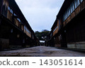 冬日清晨，古老的房屋和鵝卵石街道構成了一幅迷人的街景，地面上還殘留著一層薄薄的積雪。 143051614