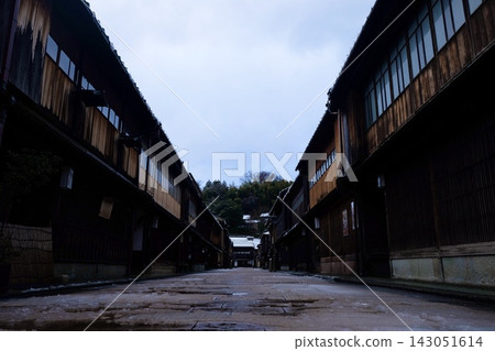 冬日清晨,古老的房屋和鵝卵石街道構成了一幅迷人的街景,地面上還殘留著一層薄薄的積雪。 冬日清晨,古老的房屋和鵝卵石街道構成了一幅迷人的街景,地面上還殘留著一層薄薄的積雪。 143051614