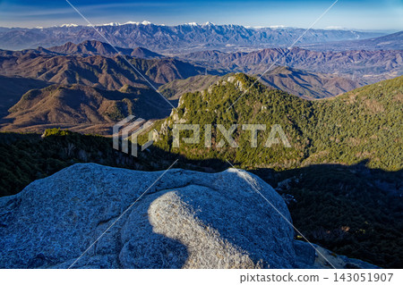 清晨從金府山的大日岩眺望高見岩和南阿爾卑斯山脈。 清晨從金府山的大日岩眺望高見岩和南阿爾卑斯山脈。 143051907