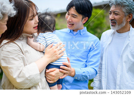 一家人面帶微笑地守護著他們的寶寶。 一家人面帶微笑地守護著他們的寶寶。 143052109
