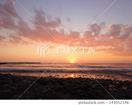 北海道惠裡茂町歌別海灘日落時的海景與海岸線 北海道惠裡茂町歌別海灘日落時的海景與海岸線 143052146