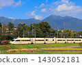 小田急浪漫列車VSE行駛在鄉村風景中，背景是小山。 143052181