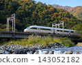 小田急浪漫列車 VSE 駛過川尾川，遠處山脈開始變換顏色。 143052182