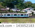 小田急4000系列車沿著鄉村地區的路堤行駛。 143052183