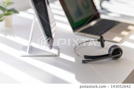 在辦公室使用耳機和電腦進行線上會議 143052642