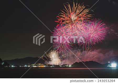 從伊良鄉(愛知縣)眺望篠島祇園祭和野島祭的煙火表演 從伊良鄉(愛知縣)眺望篠島祇園祭和野島祭的煙火表演 143053264