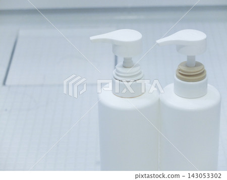 Shampoo and conditioner bottles placed in the bathroom Shampoo and conditioner bottles placed in the bathroom 143053302