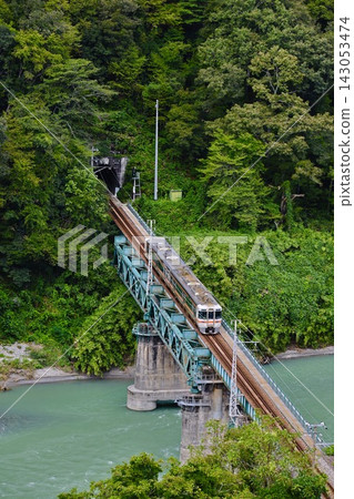 一列火車駛離偏遠的車站 一列火車駛離偏遠的車站 143053474
