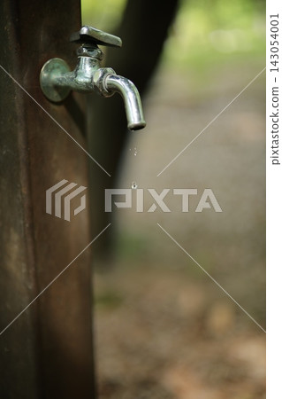 公園裡的水龍頭 公園裡的水龍頭 143054001