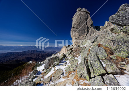 冬季景色:金峰山、五條石岩層和南阿爾卑斯山脈。 冬季景色:金峰山、五條石岩層和南阿爾卑斯山脈。 143054002