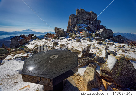 冬季金峰山頂的五條石頭和富士山 143054143