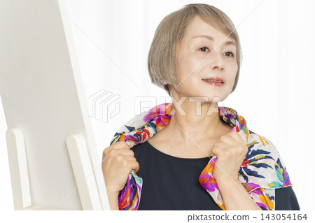 老年女性選擇圍巾來裝扮自己 老年女性選擇圍巾來裝扮自己 143054164