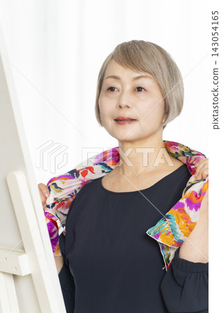 老年女性選擇圍巾來裝扮自己 老年女性選擇圍巾來裝扮自己 143054165