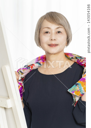 老年女性選擇圍巾來裝扮自己 老年女性選擇圍巾來裝扮自己 143054166