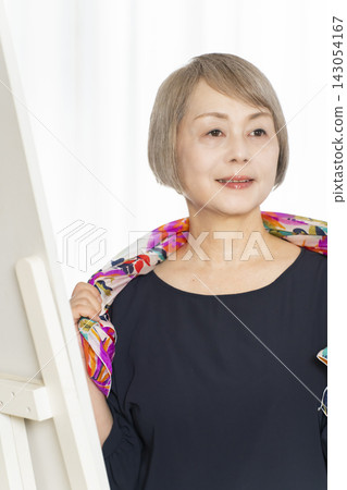老年女性選擇圍巾來裝扮自己 老年女性選擇圍巾來裝扮自己 143054167