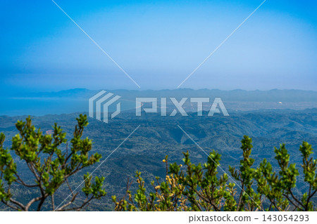 三座山晚春景色:從島根縣小田市男三部山頂眺望稻佐海灘和島根半島 三座山晚春景色:從島根縣小田市男三部山頂眺望稻佐海灘和島根半島 143054293