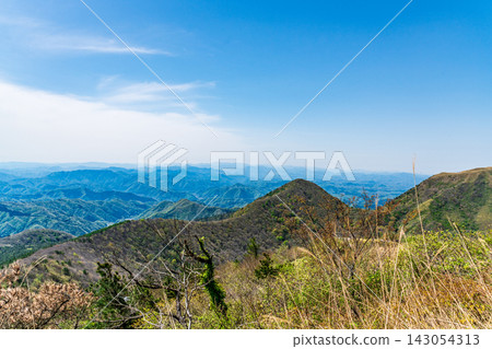 春末的三座山:從恩那三座山眺望高三部山和孫三部山,位於島根縣小田市 春末的三座山:從恩那三座山眺望高三部山和孫三部山,位於島根縣小田市 143054313