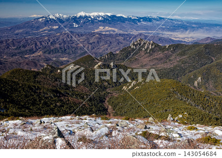 冬季從金峰山眺望水垣山和八岳/乘鞍山脈。 143054684