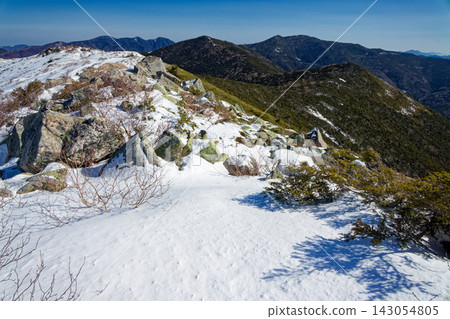 The main ridge of Okuchichibu and Mount Kobushigatake as seen from the summit of Mount Kinpusan in winter. 143054805
