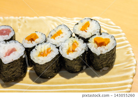 美味的鮪魚捲和牛蒡卷 美味的鮪魚捲和牛蒡卷 143055260