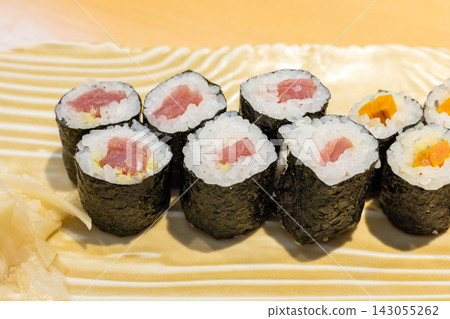 美味的鮪魚捲和牛蒡卷 美味的鮪魚捲和牛蒡卷 143055262