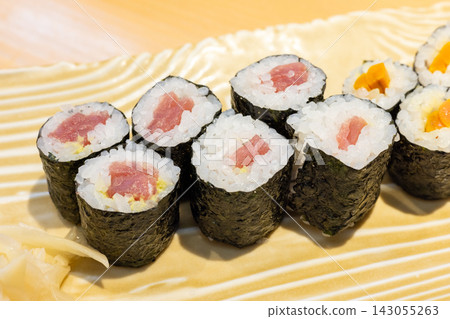 美味的鮪魚捲和牛蒡卷 美味的鮪魚捲和牛蒡卷 143055263