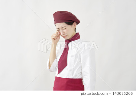 一位糕點師在白色背景前哭泣。 143055266
