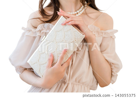 身著晚禮服的亞洲女性(婚姻介紹所、婚介、派對後) 身著晚禮服的亞洲女性(婚姻介紹所、婚介、派對後) 143055375