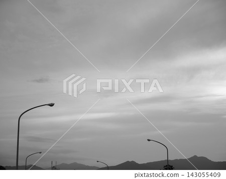 傍晚陰天和路燈 143055409