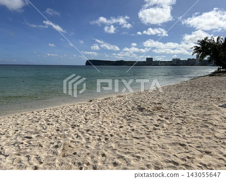 白色沙子海灘和藍色海 白色沙子海灘和藍色海 143055647
