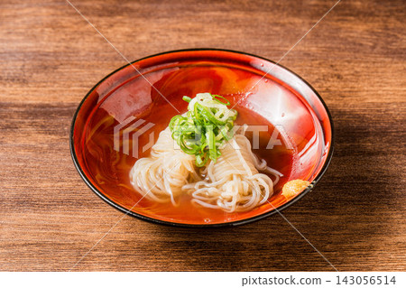 蒟蒻麵是關東煮的經典食材，能很好地吸收湯汁。 143056514