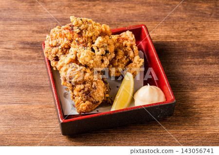 酥脆多汁、風味十足的經典炸雞 酥脆多汁、風味十足的經典炸雞 143056741