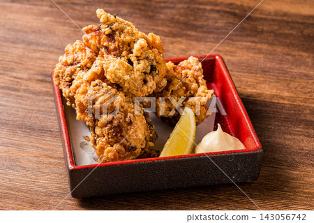酥脆多汁、風味十足的經典炸雞 酥脆多汁、風味十足的經典炸雞 143056742