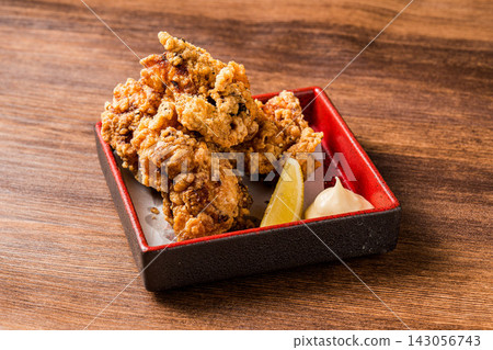 酥脆多汁、風味十足的經典炸雞 酥脆多汁、風味十足的經典炸雞 143056743