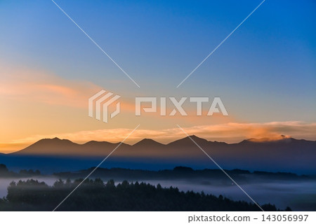 黎明時分,從高原上可以看到雲海和十勝岳。 黎明時分,從高原上可以看到雲海和十勝岳。 143056997