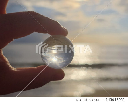夕陽反射在水晶球中 夕陽反射在水晶球中 143057031