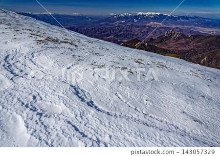 冬季從金峰山眺望水垣山以及八岳、禦岳和中央阿爾卑斯山脈。 冬季從金峰山眺望水垣山以及八岳、禦岳和中央阿爾卑斯山脈。 143057329
