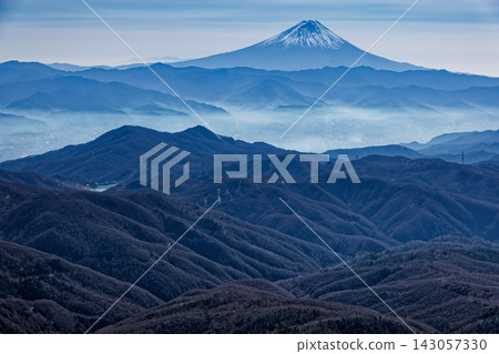 從金府山眺望冬日富士山和霧氣繚繞的甲府盆地。 從金府山眺望冬日富士山和霧氣繚繞的甲府盆地。 143057330