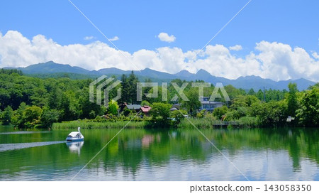 立科湖,八嶽山脈倒映在湖面上。 立科湖,八嶽山脈倒映在湖面上。 143058350