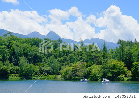以八嶽山脈為背景的立科湖。 143058351