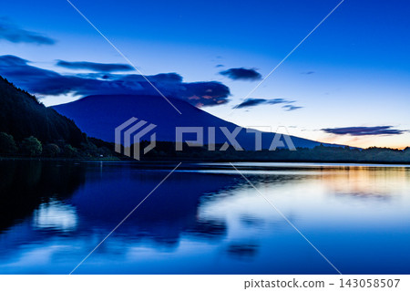 [Shizuoka Prefecture] Autumn view of Mt. Fuji from Lake Tanuki after the typhoon, before dawn. 143058507