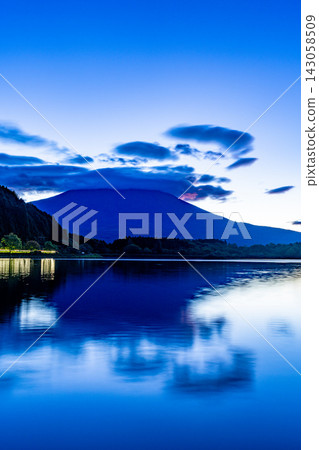 [Shizuoka Prefecture] Autumn view of Mt. Fuji from Lake Tanuki after the typhoon, before dawn. 143058509