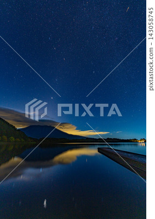 [Shizuoka Prefecture] Mount Fuji viewed from Lake Tanuki after the typhoon has passed, under the starry sky before dawn. 143058745